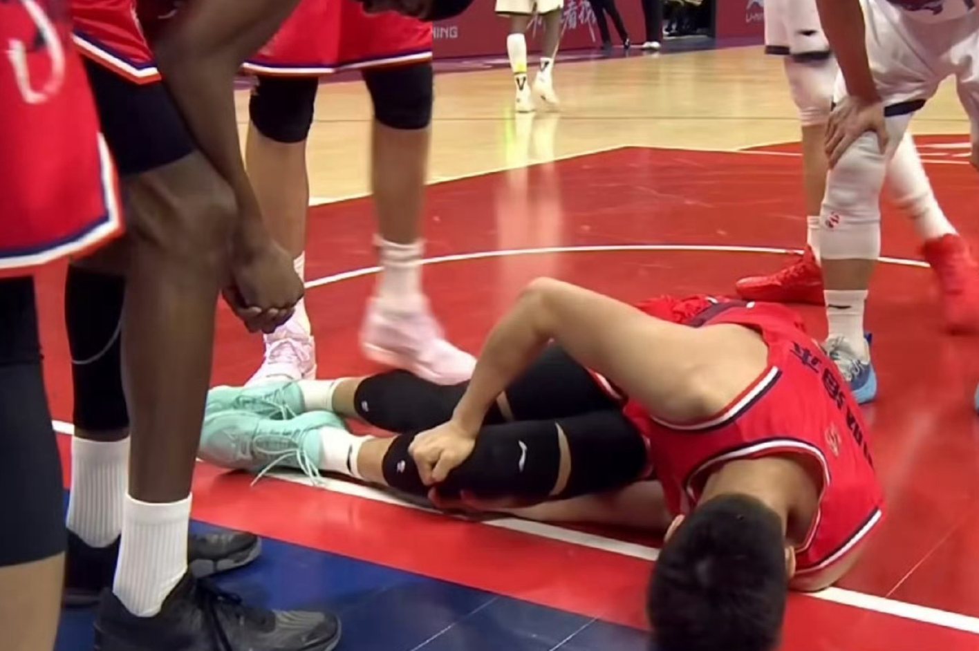 开云-看着心酸！郭艾伦膝伤倒地不起，一度仰天痛哭，但愿不是大伤！